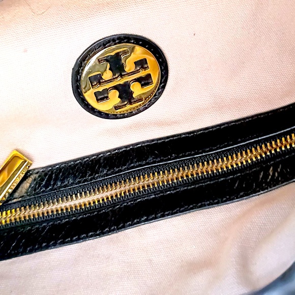 Rare Close to New Classic Torey Burch Large Shoulder Bag is crafted in Crinkled - Picture 13 of 16